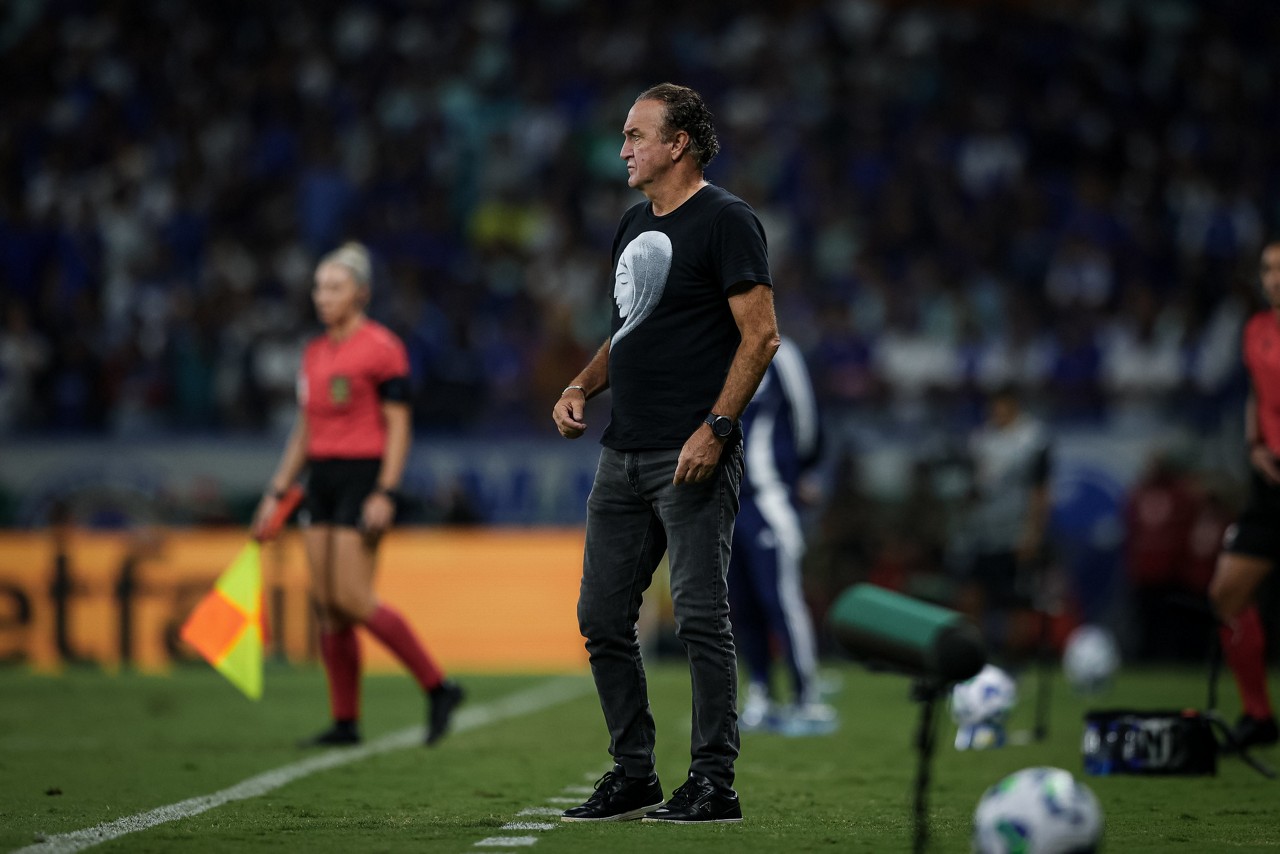 Técnico Cuca durante o clássico neste domingo (18), contra o Cruzeiro, no Mineirão