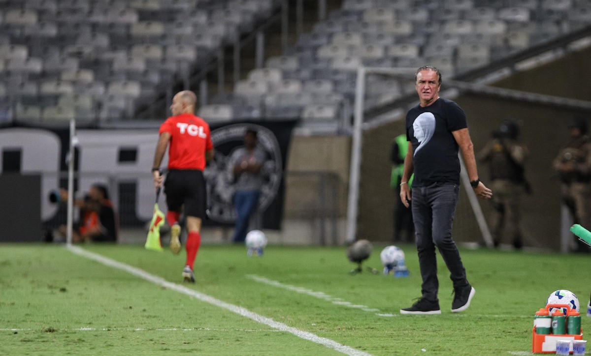 Técnico Cuca à beira do campo no duelo contra o Vitória, pelo Campeonato Brasileiro