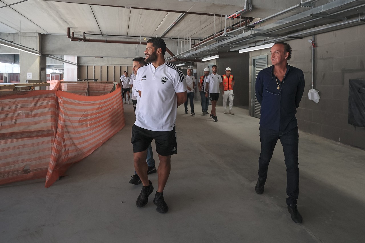 Ao lado de Hulk e demais jogadores do então elenco do Atlético, Cuca visitou as obras da Arena MRV em setembro de 2022