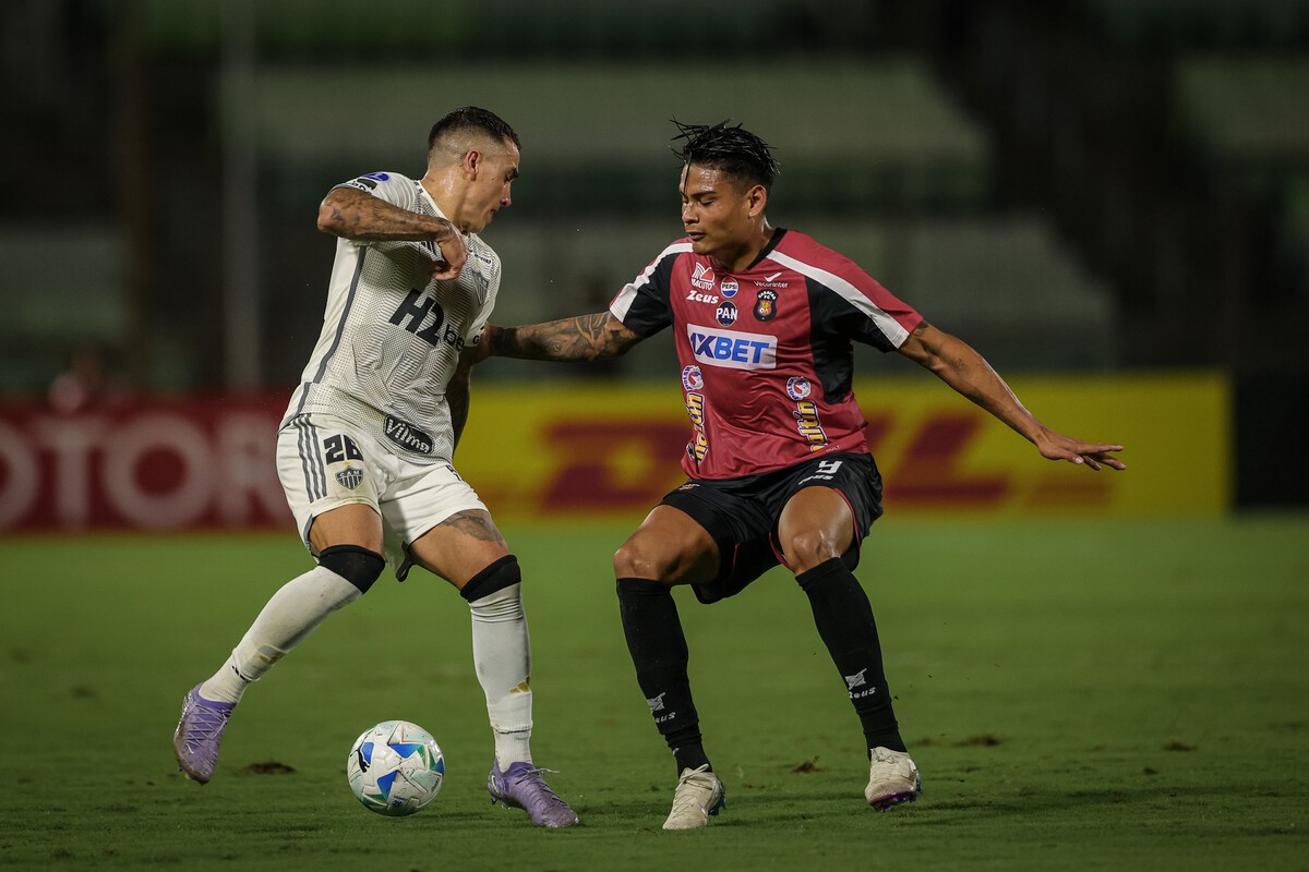 Cuello em disputa de bola contra o Caracas-VEN, pela Copa Sul-Americana