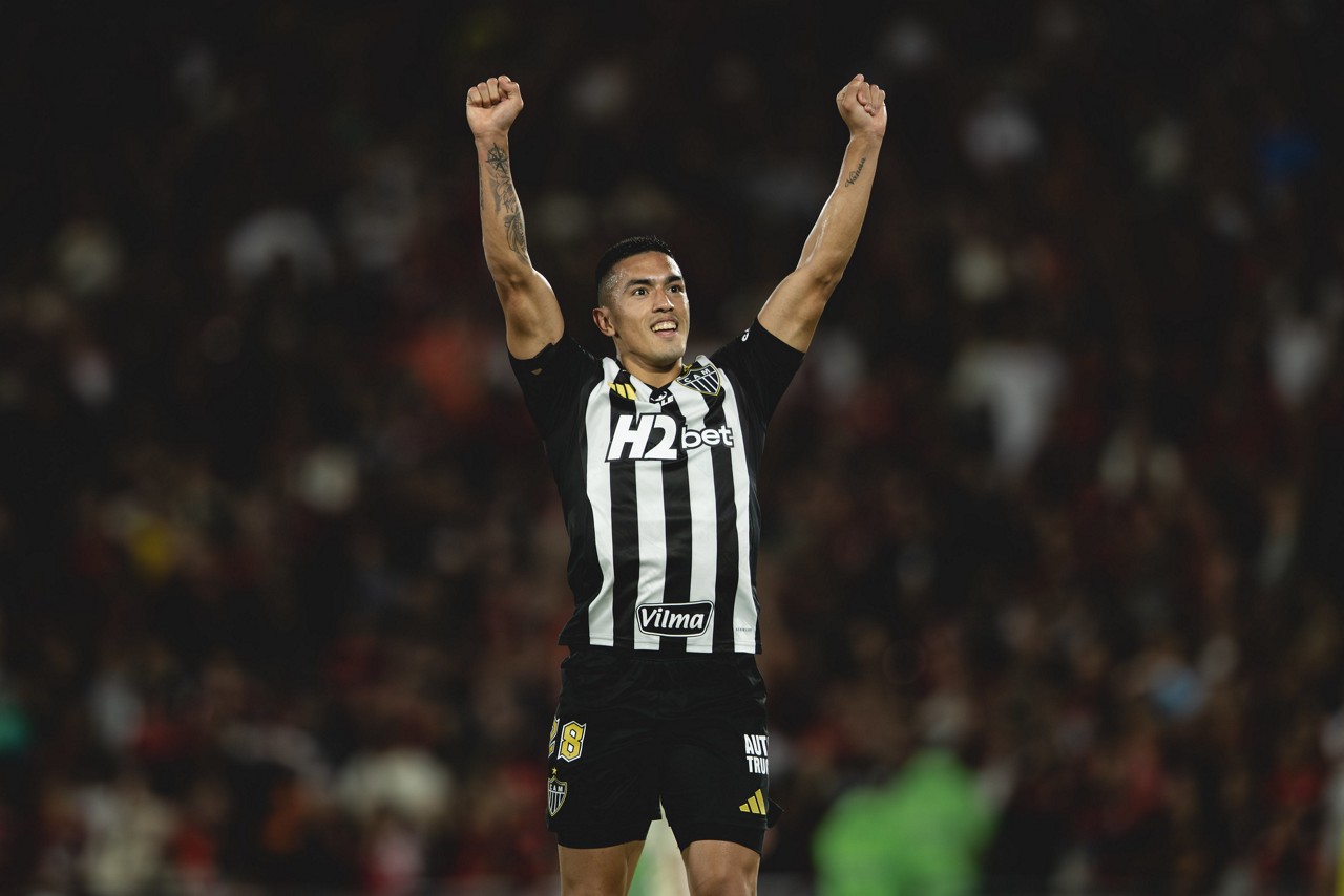 Cuello celebra gol da vitória do Atlético contra o Flamengo