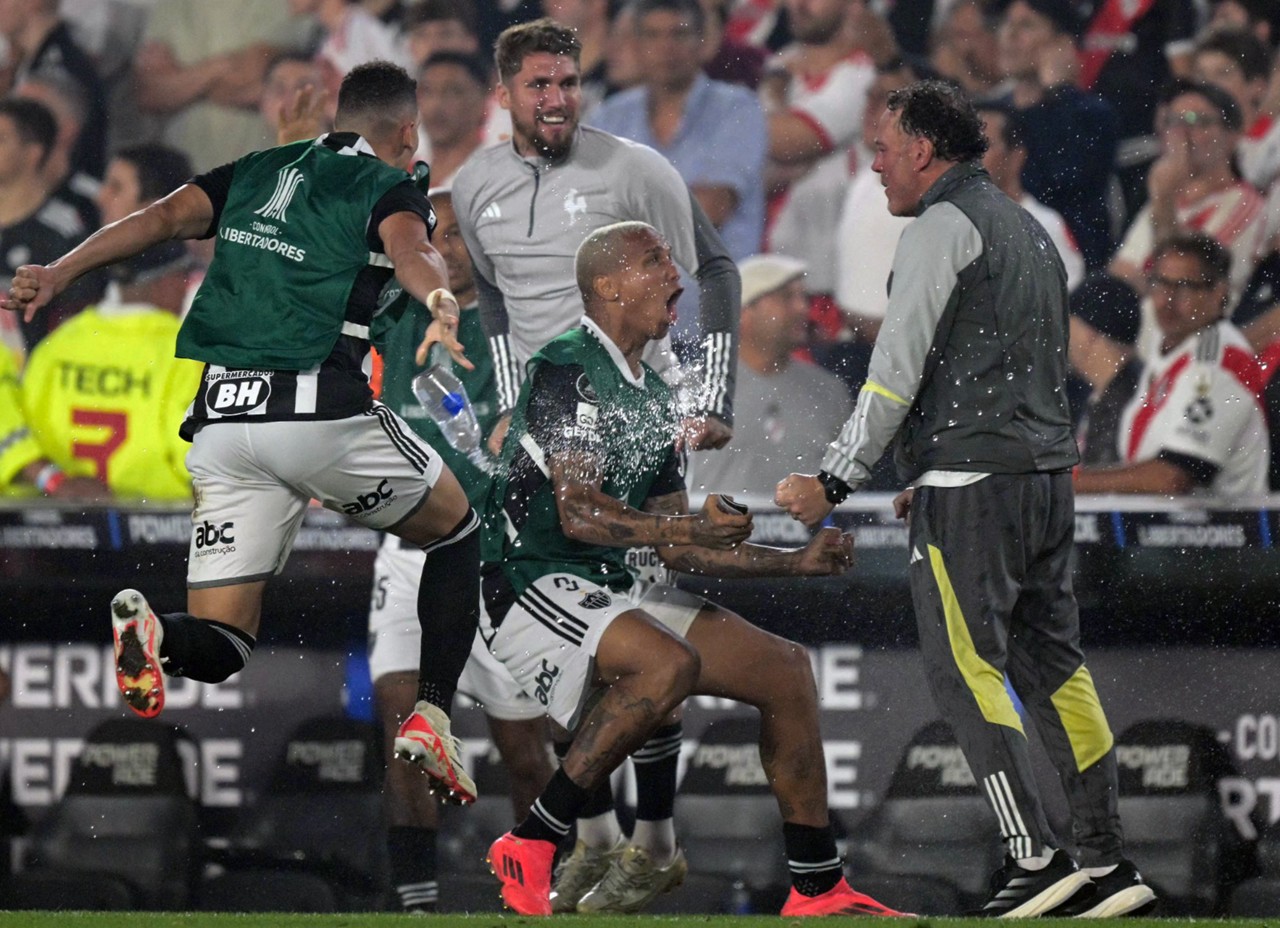 Deyverson atacante do Atlético comemorando classificação para final da Libertadores 2024 com treinador Gabriel Milito