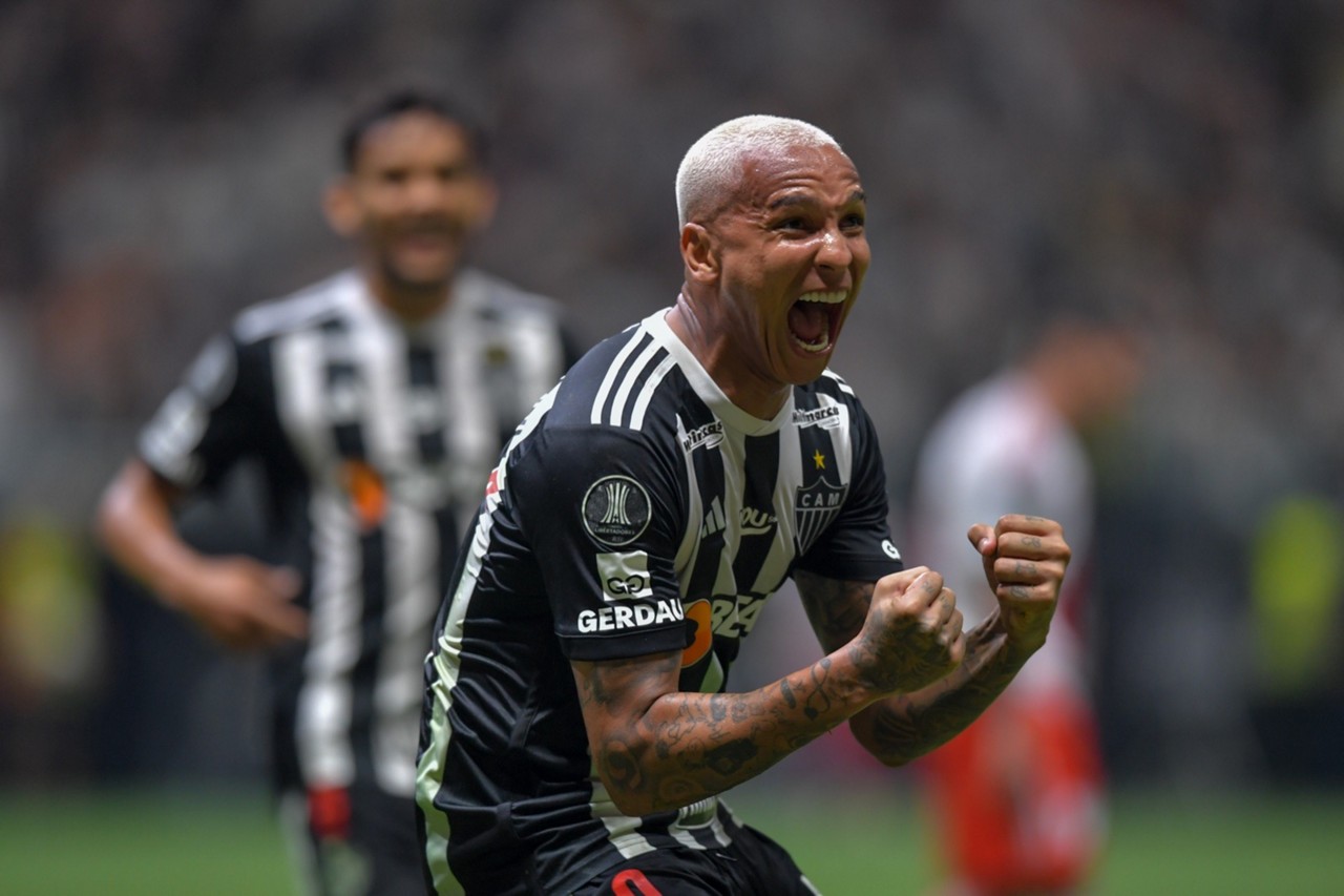 Deyverson comemora um de seus gols pelo Atlético; atacante projetou atuação diferente da equipe na final da Libertadores