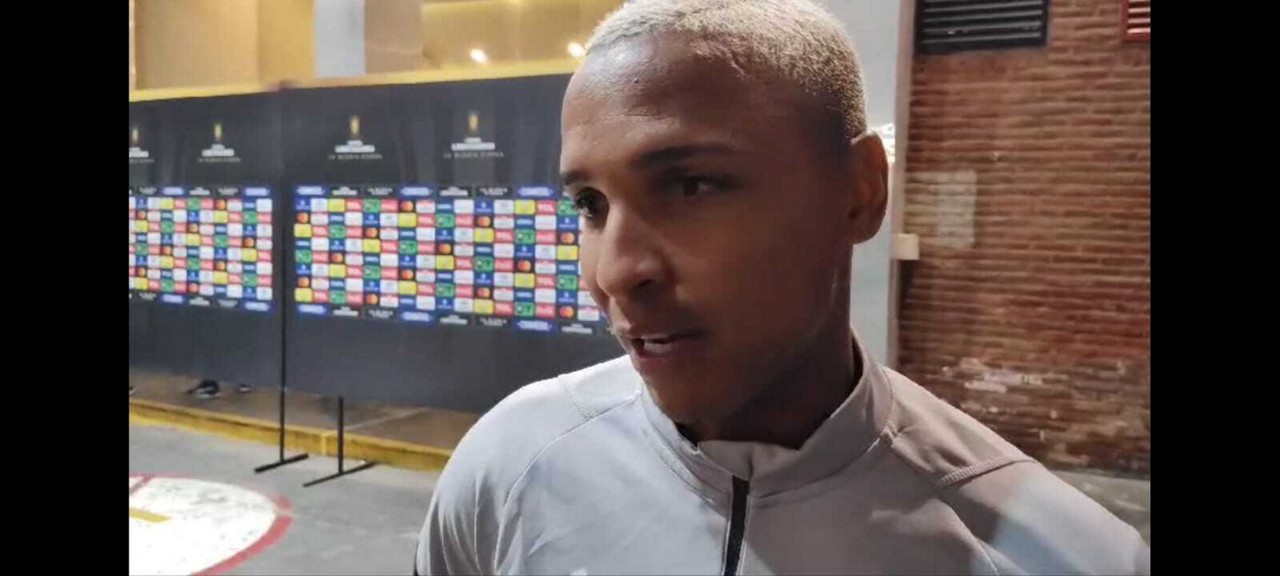 Deyverson dá entrevista após empate do Atlético com o San Lorenzo, na Argentina