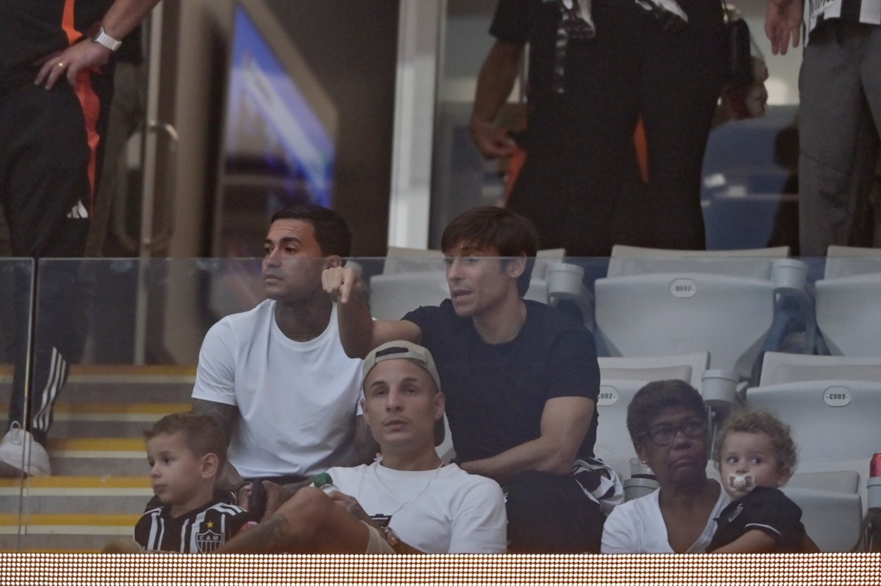 Dudu acompanha jogo contra o Fluminense junto com Guilherme Arana