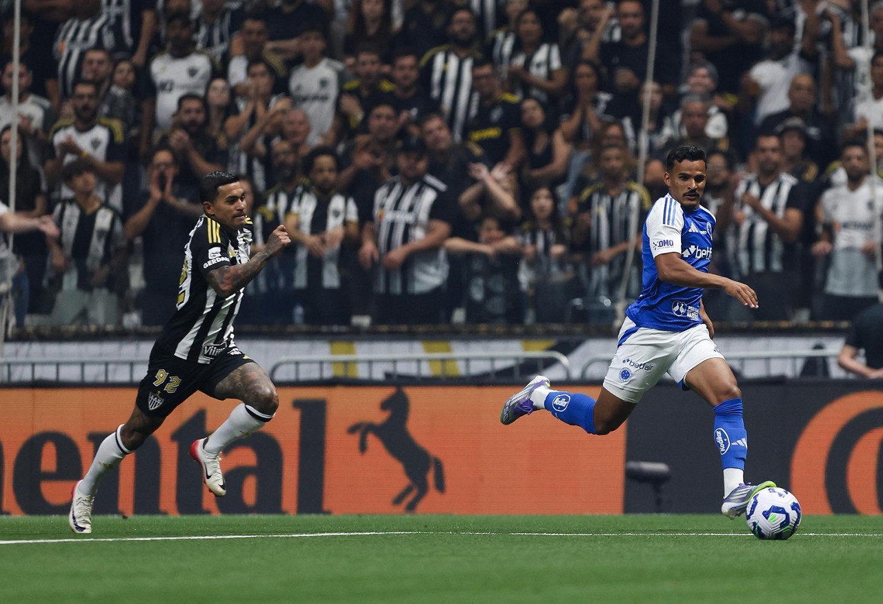 Dudu em ação contra o Cruzeiro na Copa do Brasil