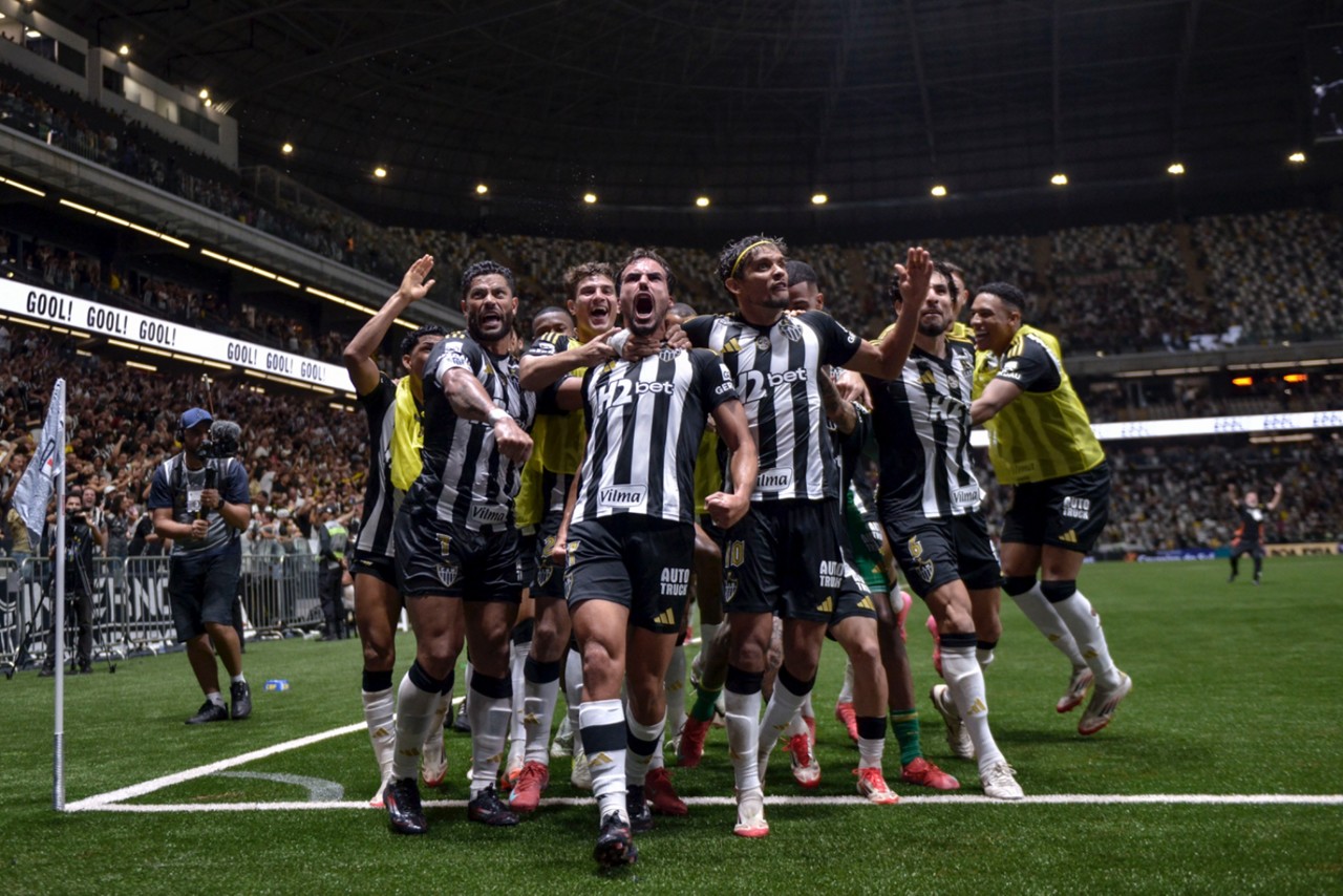 Elenco atleticano comemoram o terceiro e gol da vitória do Galo contra o Fluminense pelo Brasileirão na reabertura da Arena MRV no domingo (11/5)
