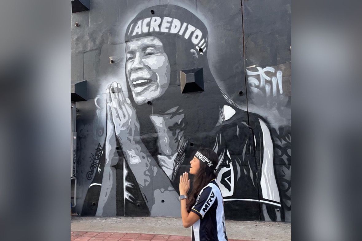 Torcedora do Galo, Brenda Guimarães é homenageada no mural da Arena MRV 