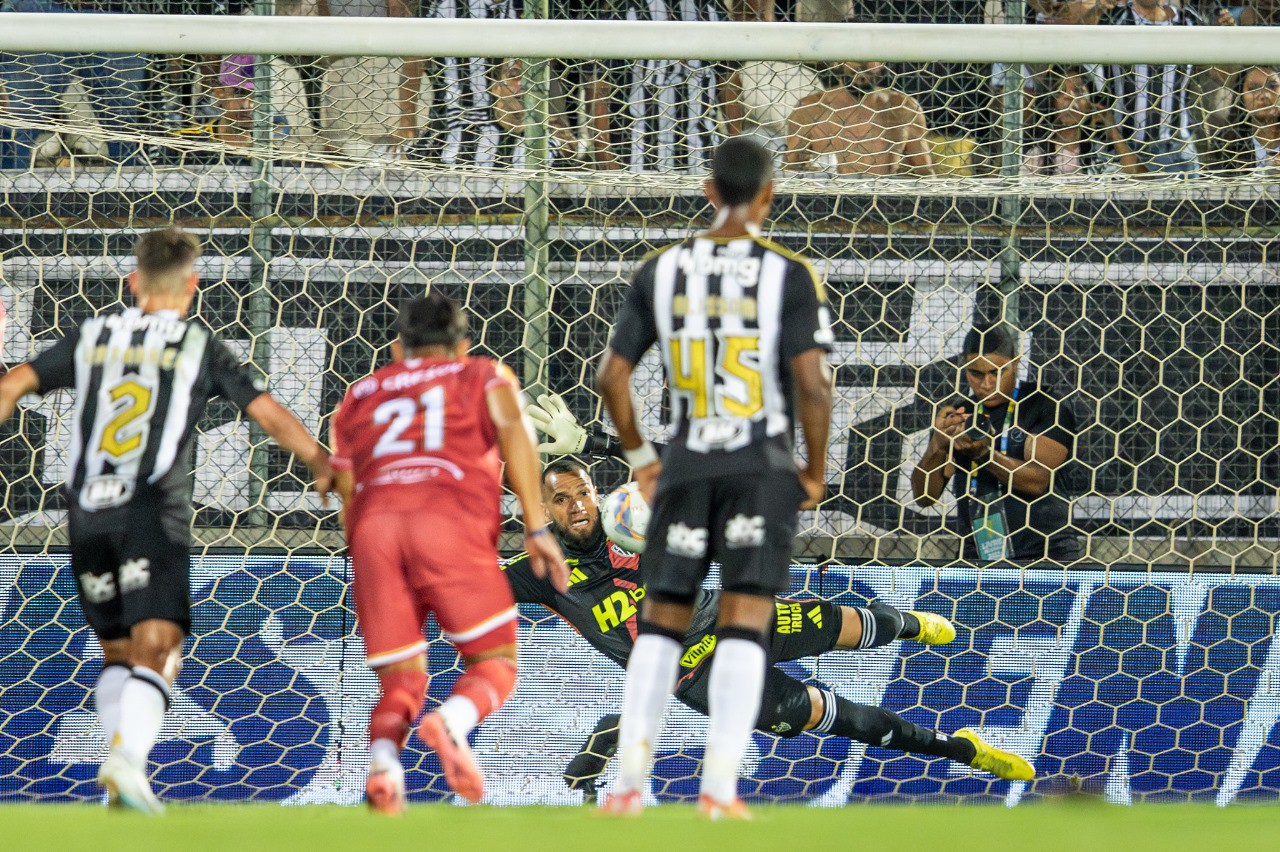 Everson, goleiro do Atlético, defendeu pênalti diante do Tombense