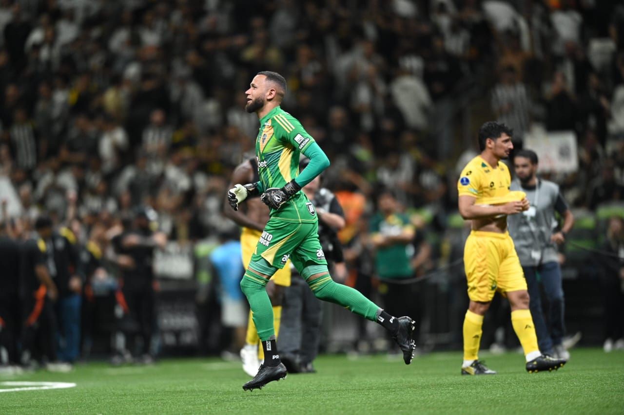 Everson, do Atlético, comemorando a classificação contra o Bucaramanga, na Copa Sul-Americana