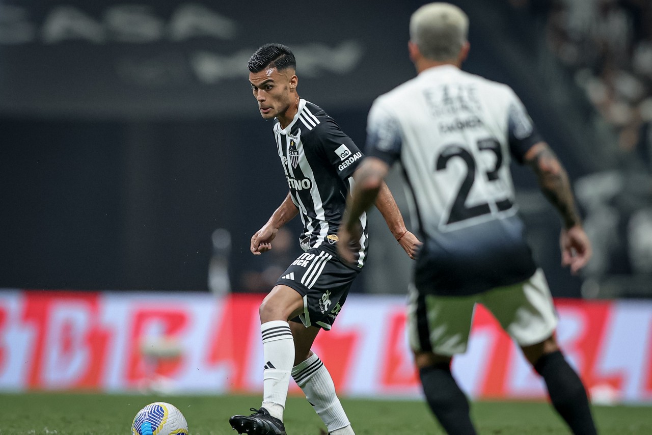 Fausto Vera em ação com a camisa do Atlético contra o Corinthians na Arena MRV