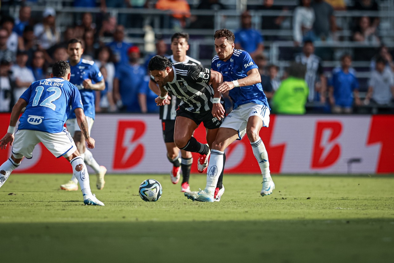 Hulk tenta se desvencilhar da forte marcação do Cruzeiro no clássico disputado em Orlando