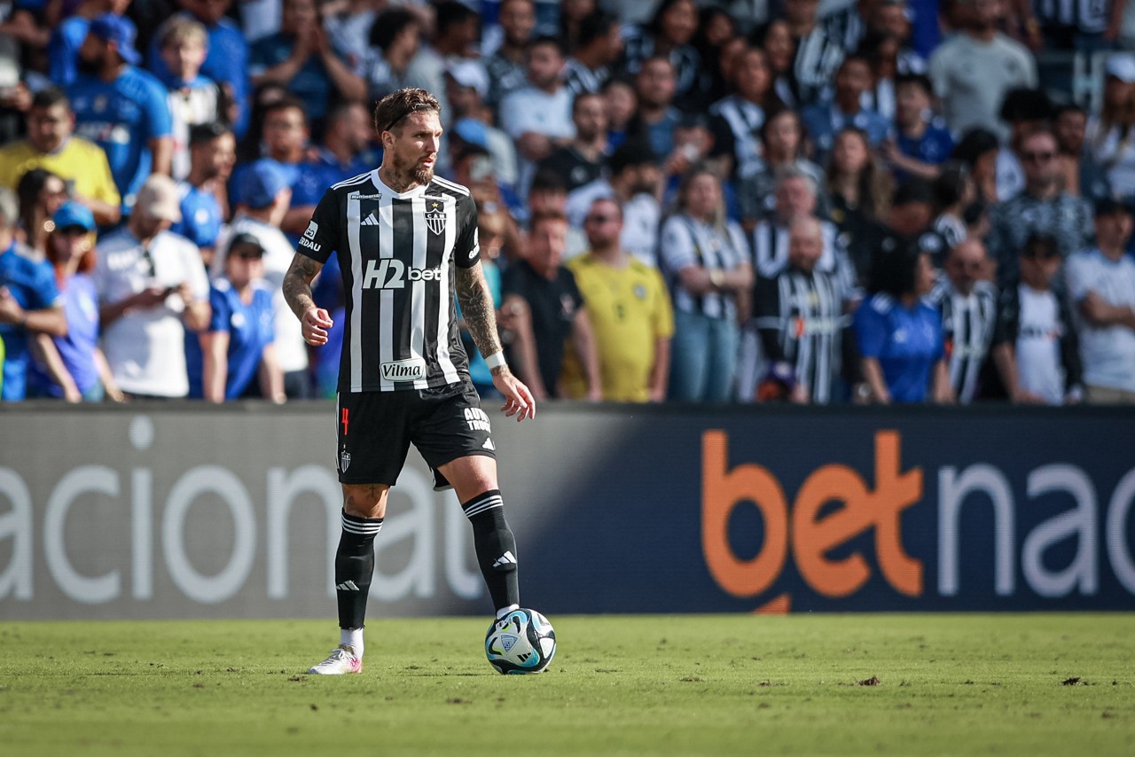 Zagueiro Lyanco foi amarelado no primeiro tempo após cometer falta dura em Marlon