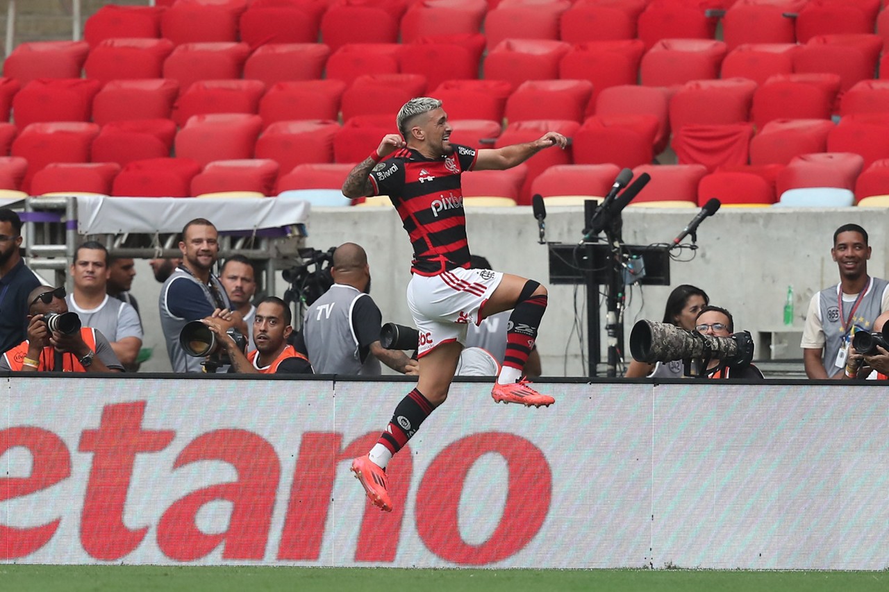 Arrascaeta acabou sendo substituído no segundo tempo