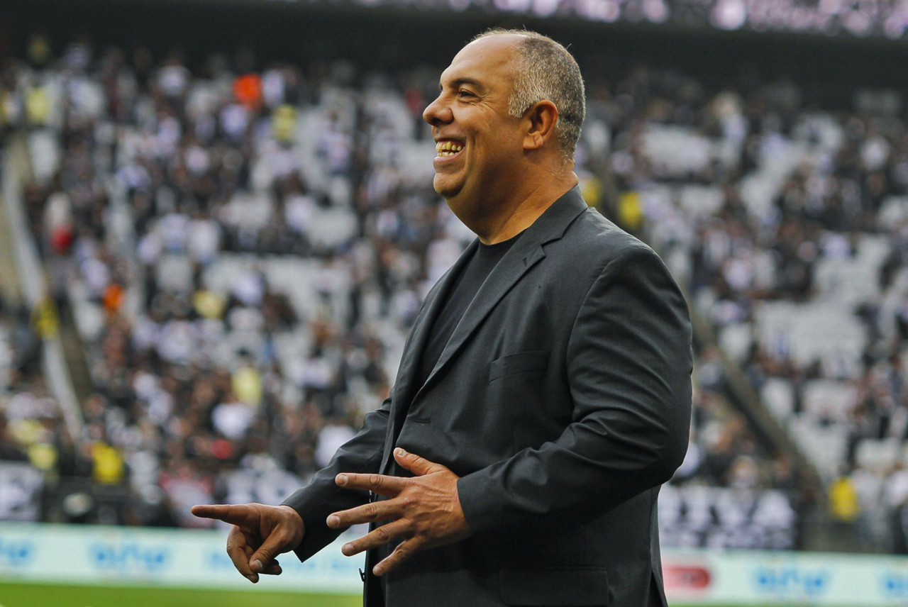 Marcos Braz acompanhou o treino do elenco na parte da manhã