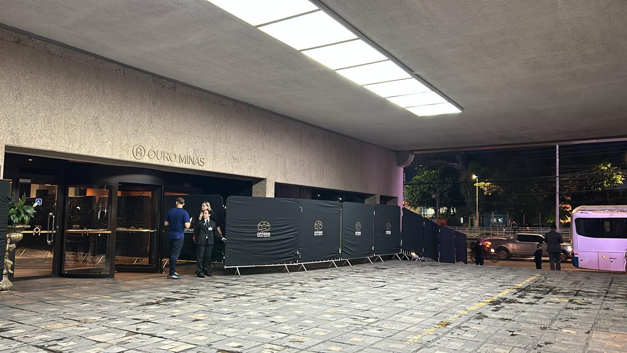 Grades de isolamento foram colocadas na entrada do hotel