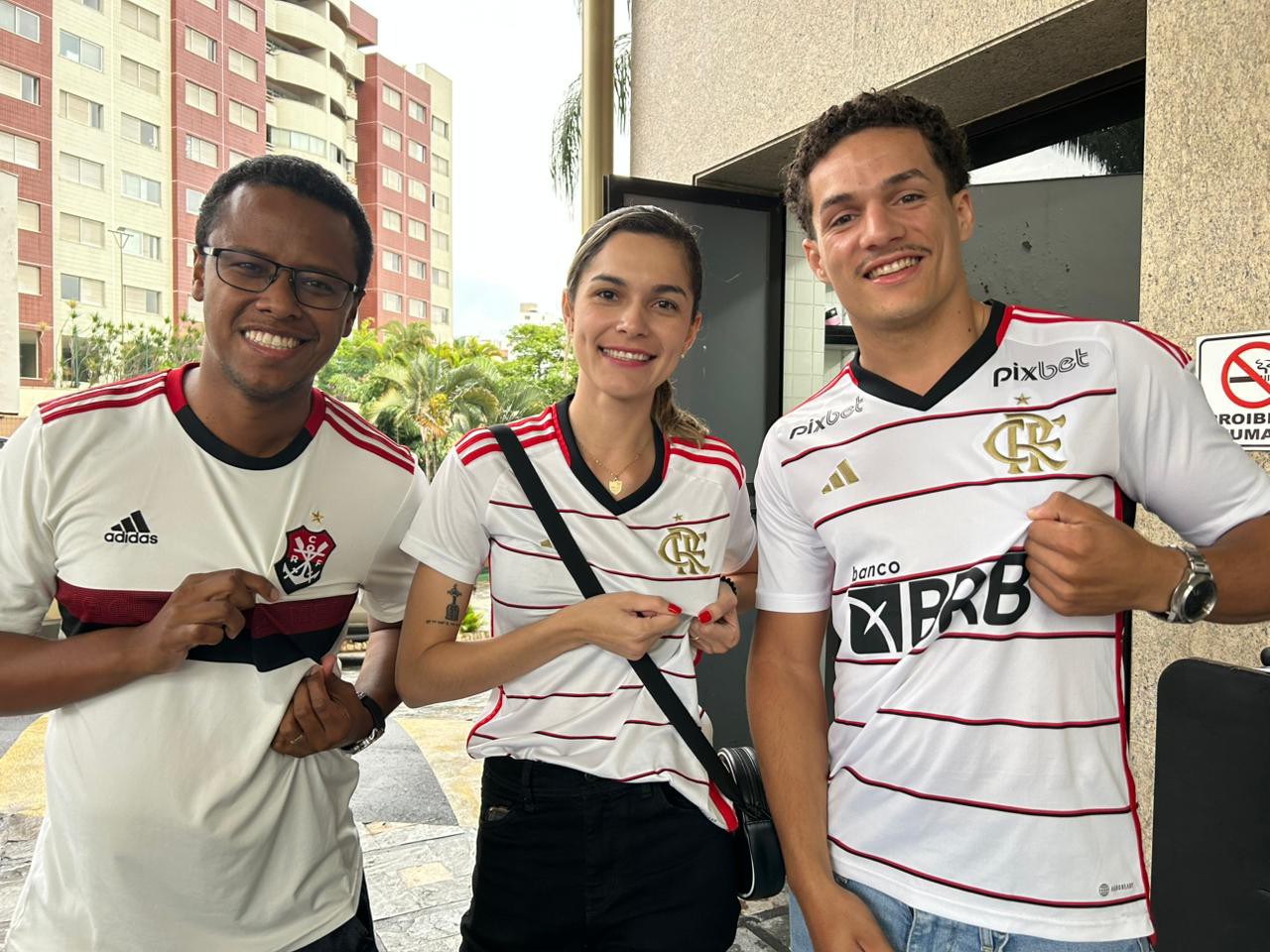 Edwin, Juliane e Robert aguardam delegação do Flamengo