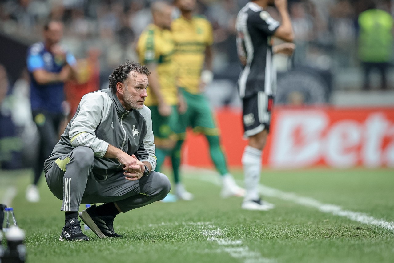 Gabriel Milito, técnico do Atlético, em jogo contra o Cuiabá na Arena MRV