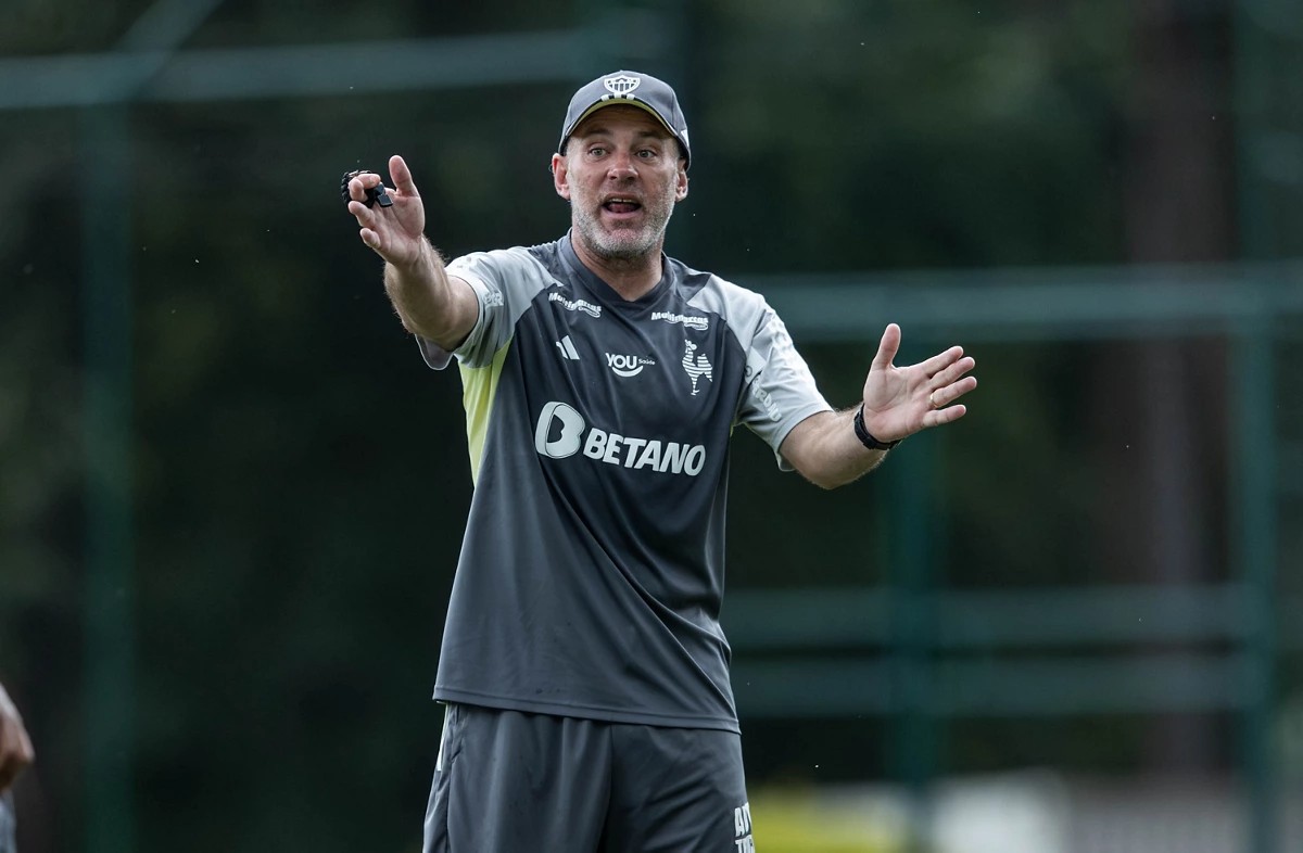 Técnico Gabriel Milito durante treinamento na Cidade do Galo em 2024