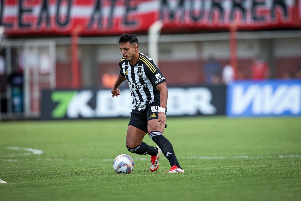 Gabriel Menino em campo durante jogo do Atlético contra o Villa Nova 