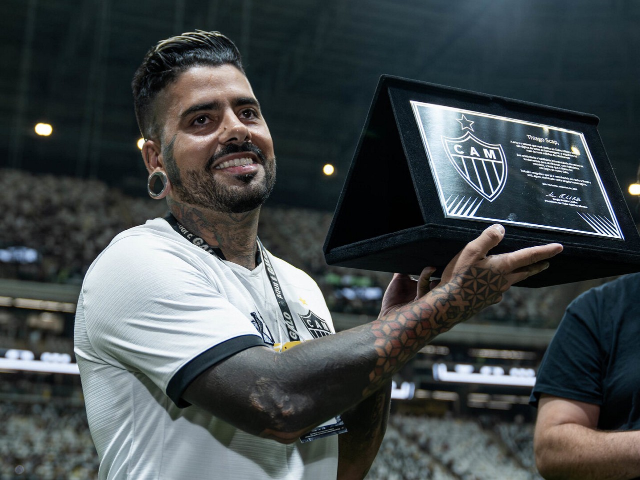 Scap foi homenageado com uma placa pela diretoria do clube
