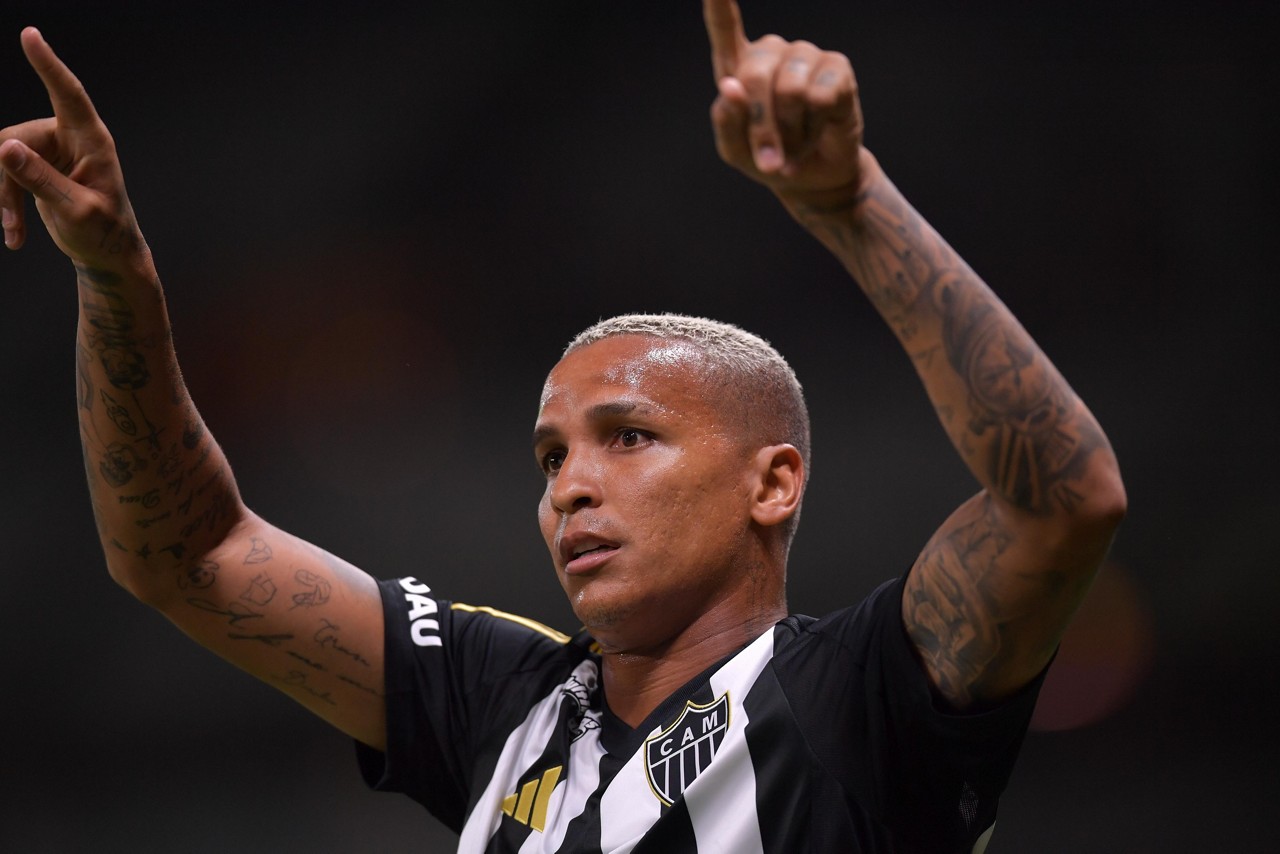 Atacante comemora gol marcado na partida contra o Manaus