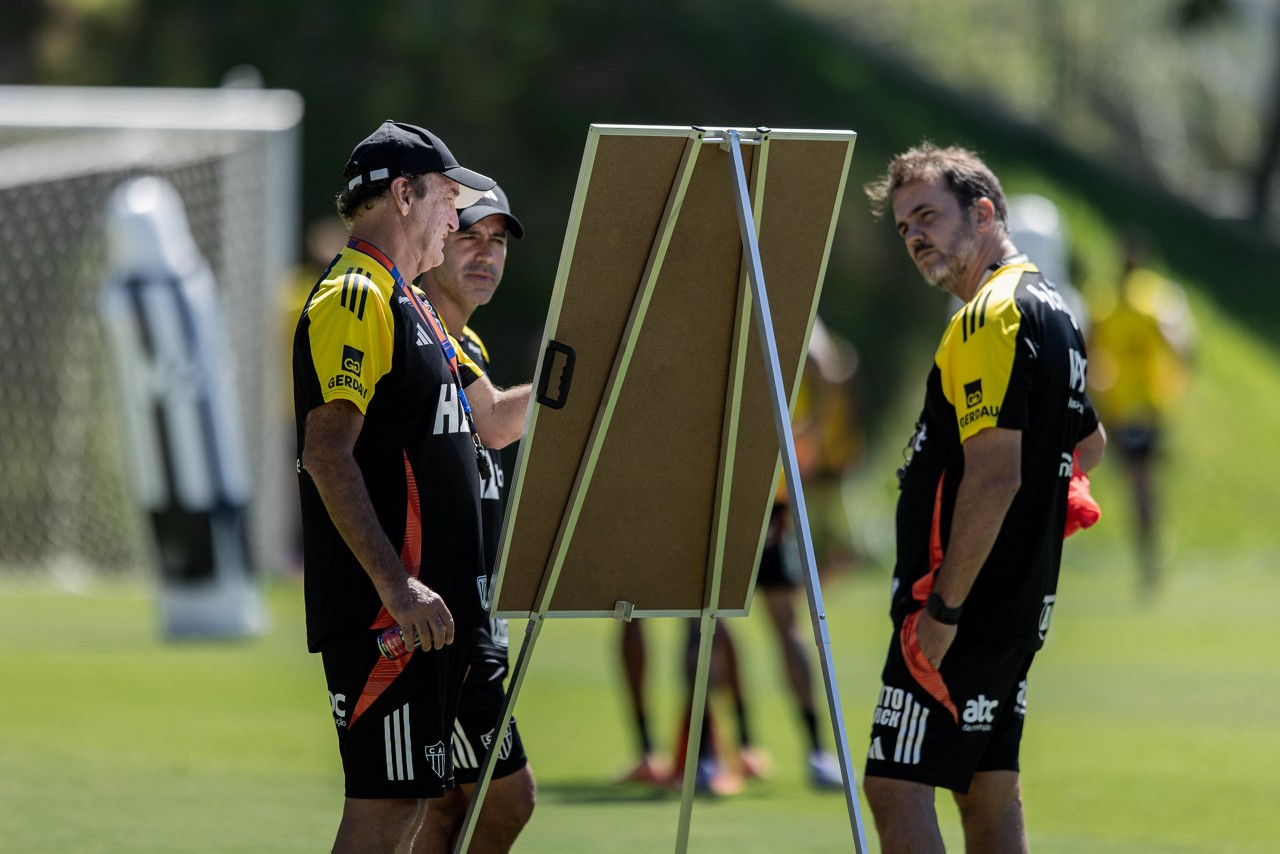 Cuca conversa com integrantes de sua comissão técnica na Cidade do Galo antes de atividade com os jogadores