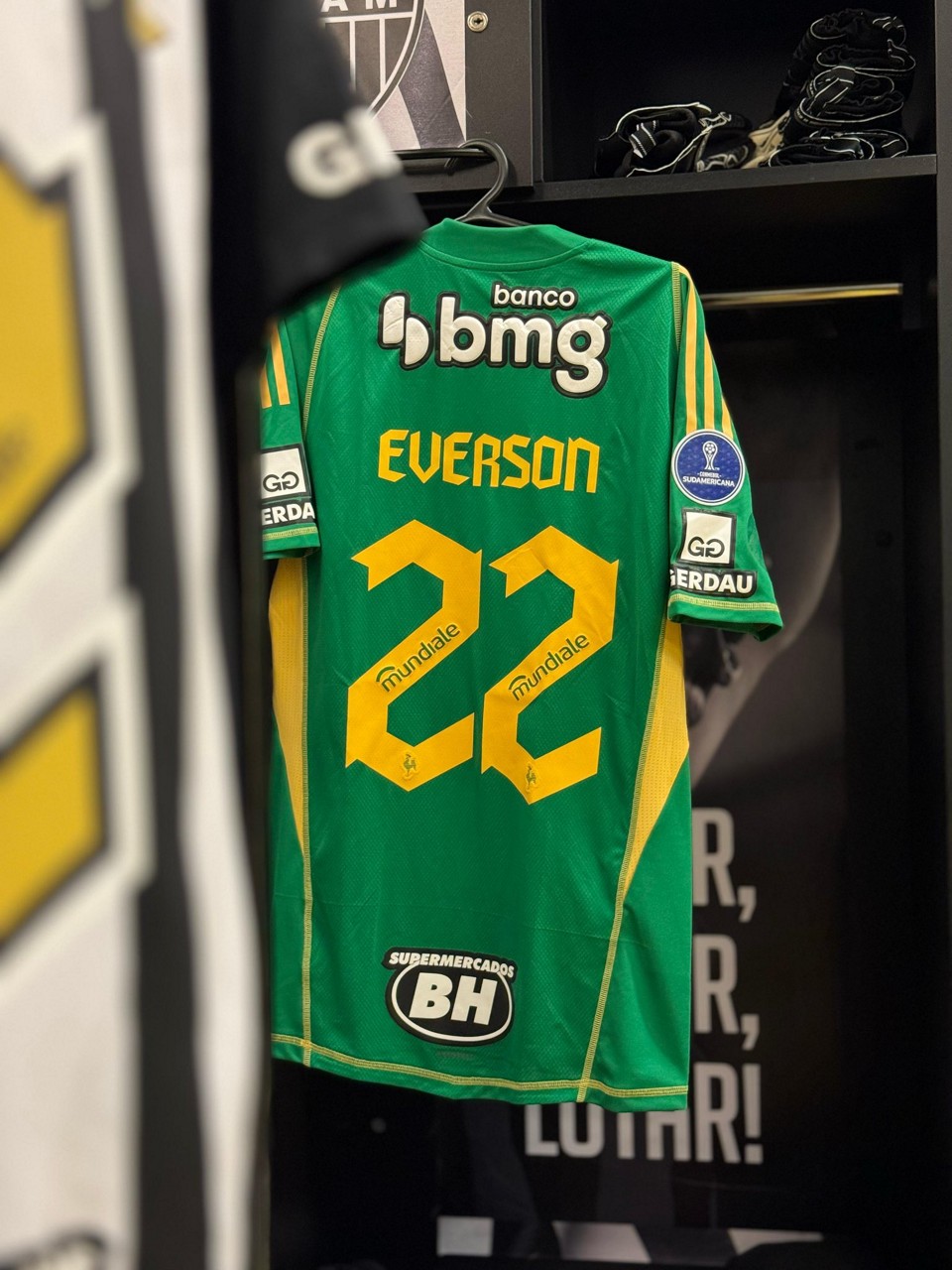 Uniforme do goleiro Everson para o jogo desta noite