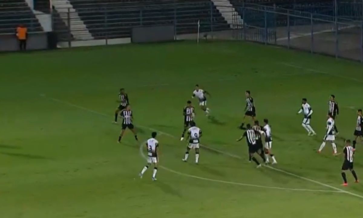 Jogador pegou a bola com a mão dentro da área