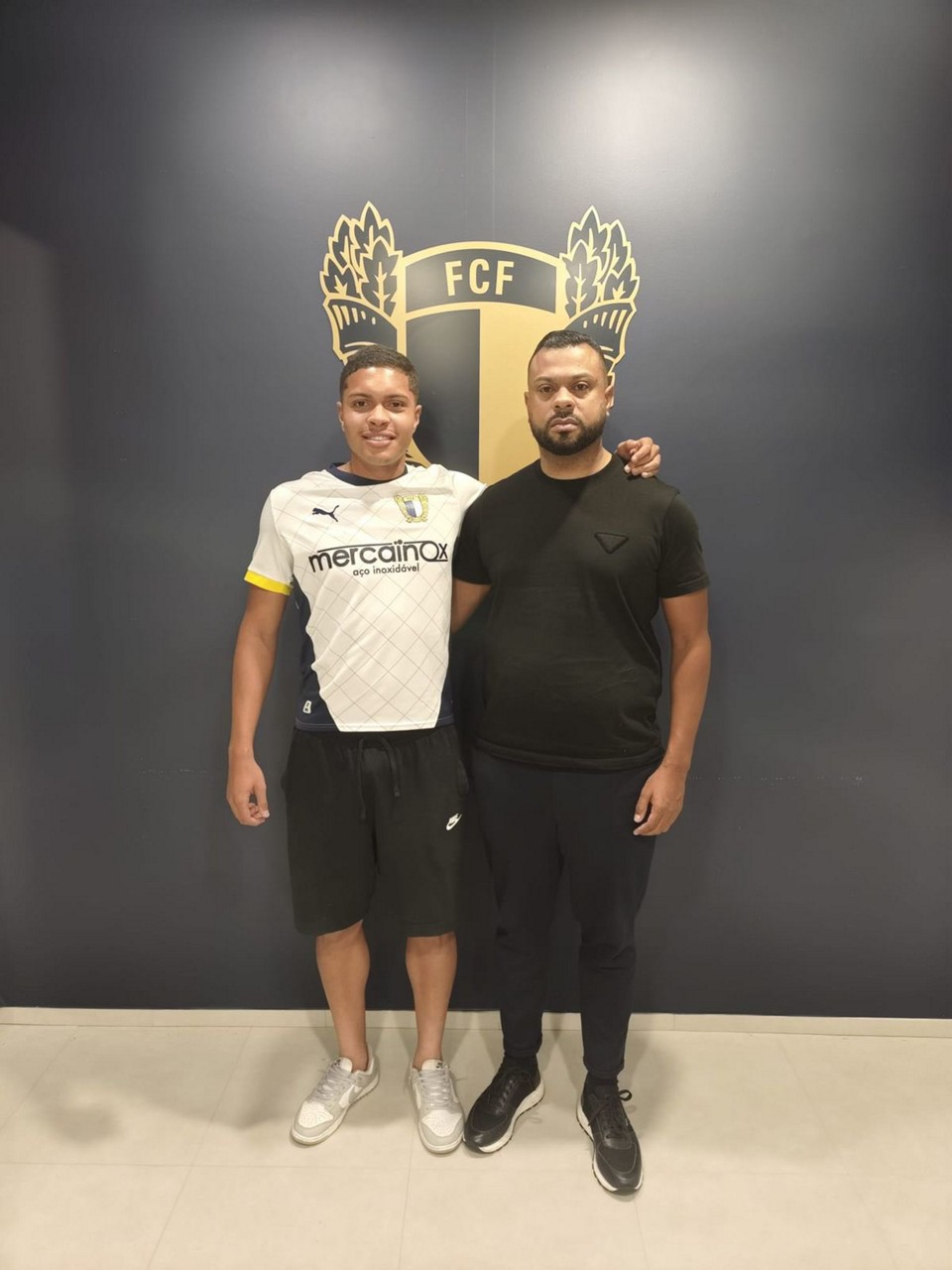 Jogador já posou para foto junto de seu empresário com a camisa do novo clube