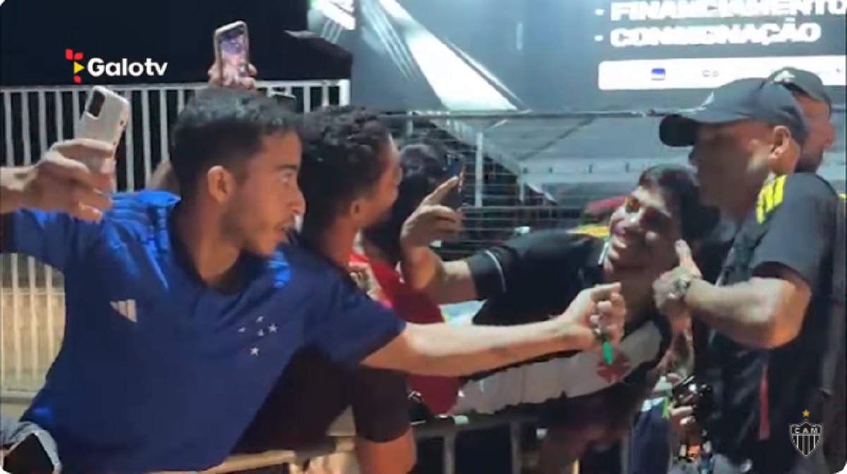 Torcedor com a camisa do Cruzeiro parou para tirar fotos com jogadores do Atlético