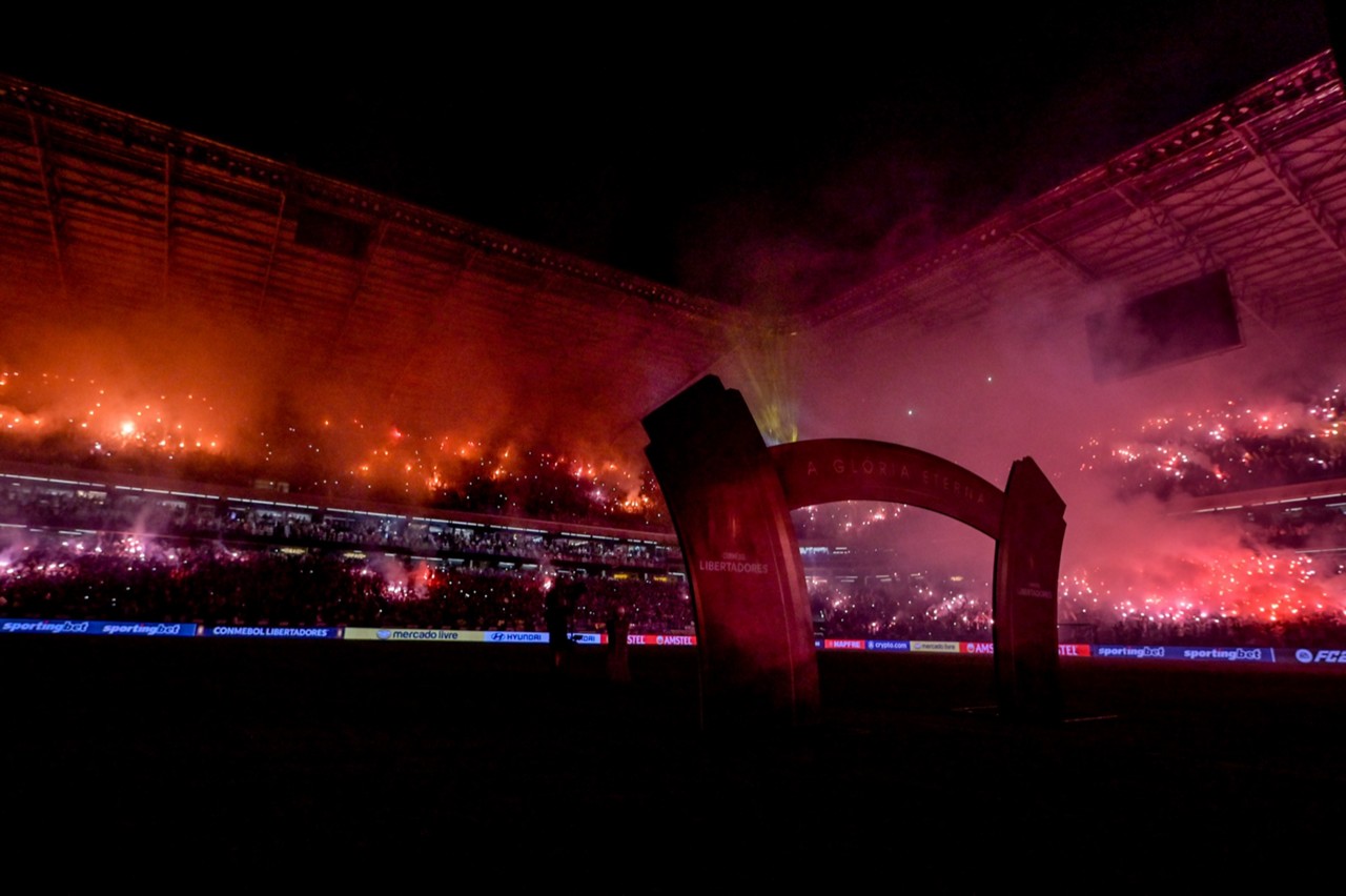 Torcida do Atlético recepcionou os torcedores com sinalizadores