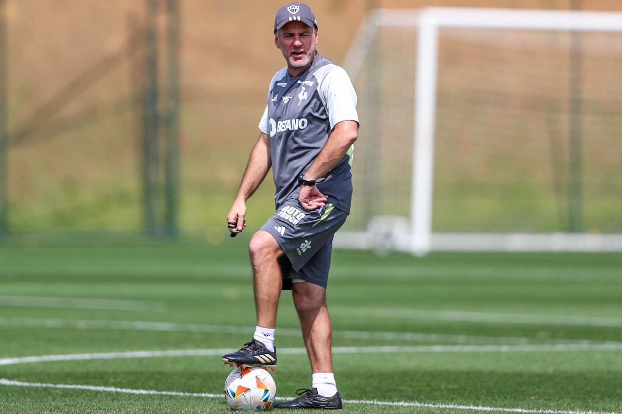 Treinador pode ter que improvisar um jogador na lateral esquerda