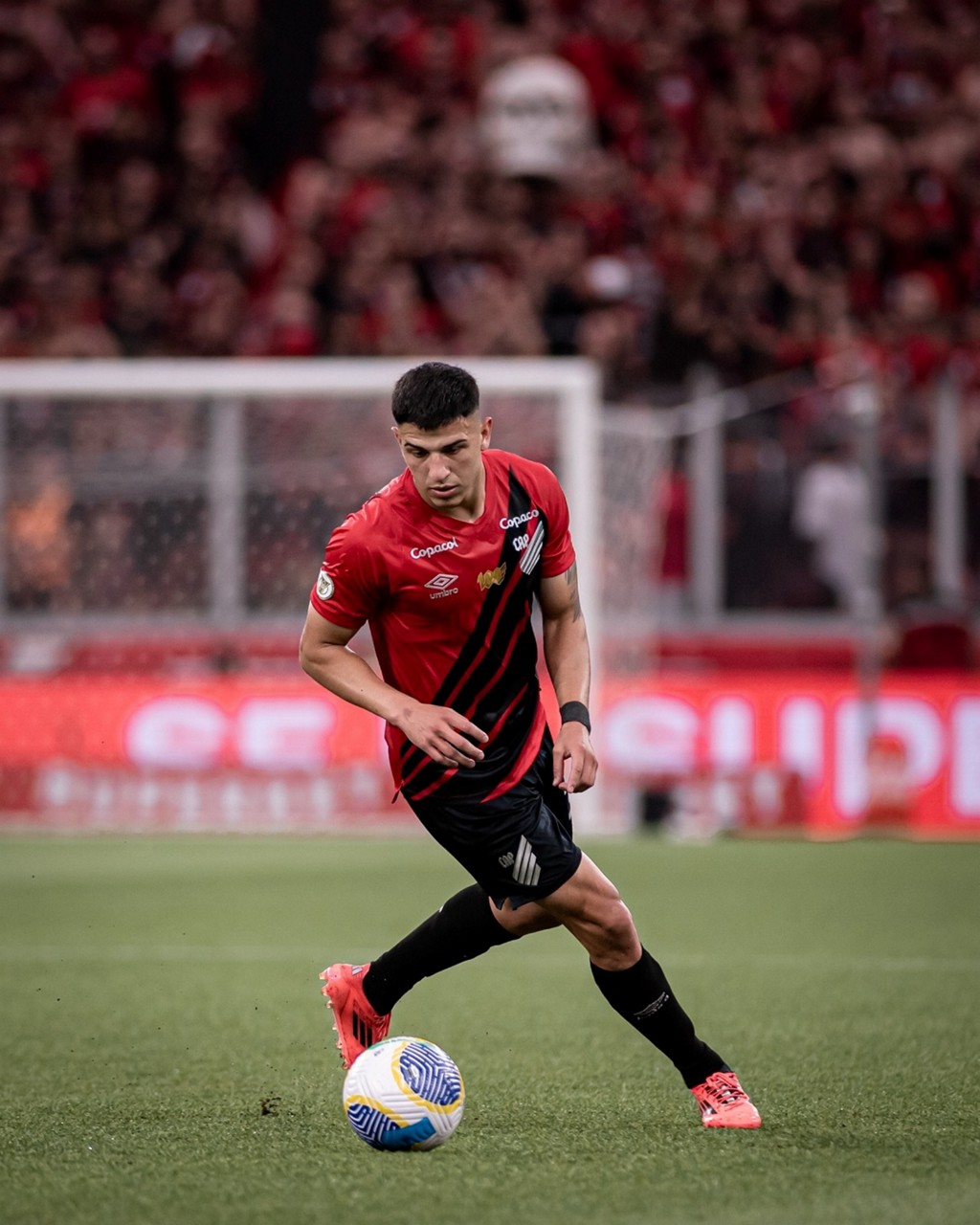 Lateral esquerdo tem contrato com o Athletico-PR até 2028