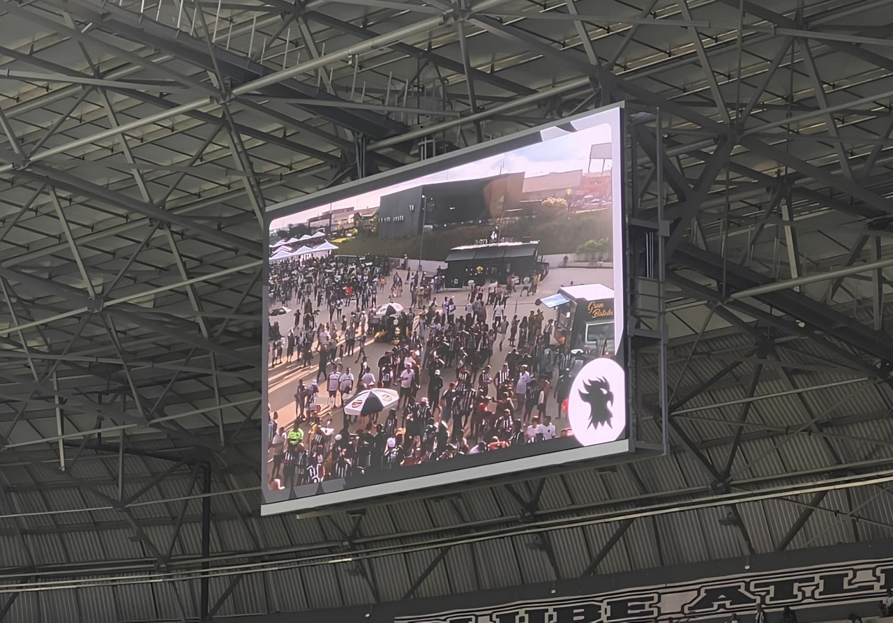 Torcedores acompanham, dentro do estádio, a movimentação na esplanada por meio dos olhos do Galo de Aço