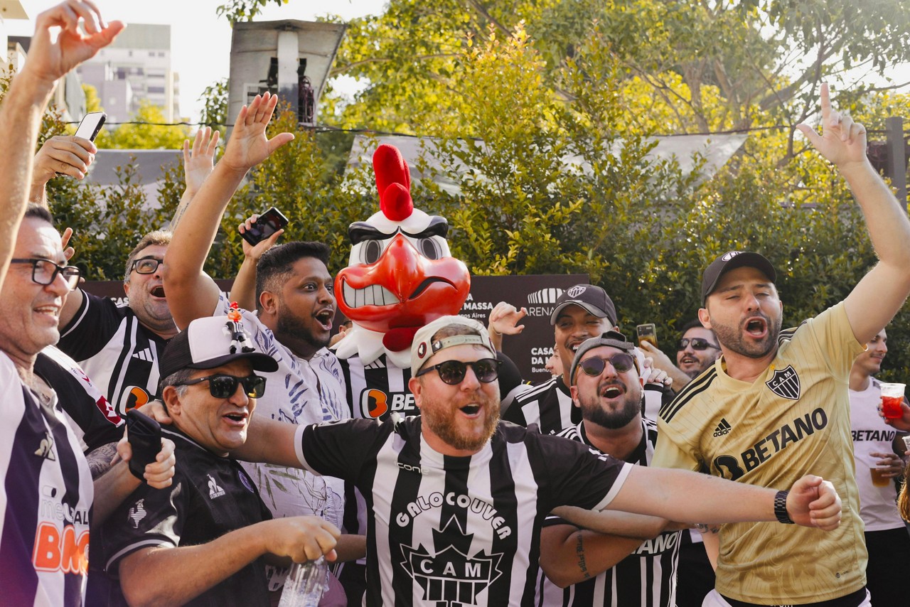 Galo Doido, mascote do Galo, junto aos torcedores do Galo na Argentina