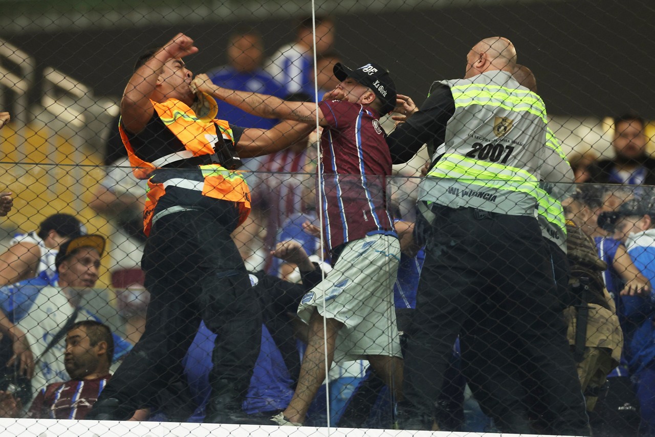 Segurança da Arena MRV é agredido por torcedor do Godoy Cruz na noite da última quinta-feira (14)