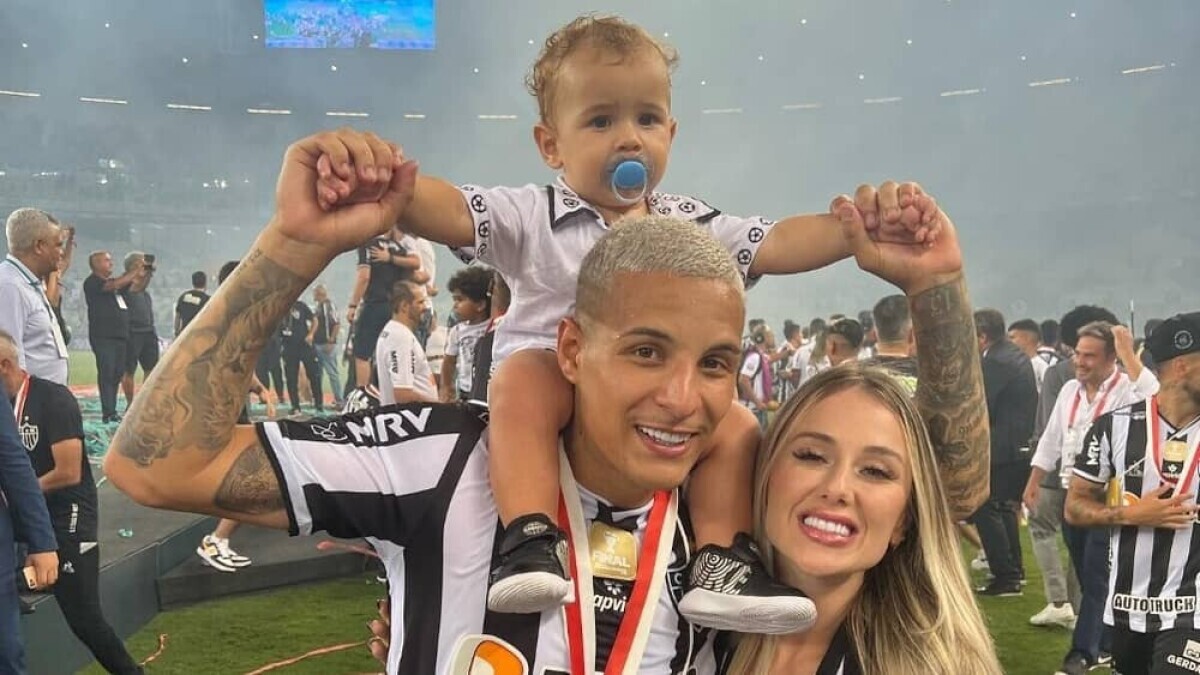 Guilherme Arana canta hino do Galo ao lado do filho em postagem nas redes sociais 