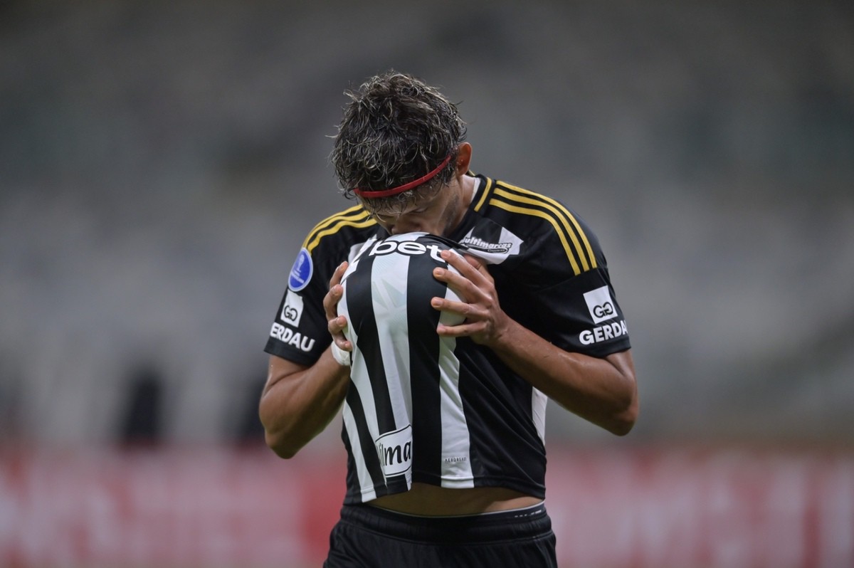 Gustavo Scarpa homenageia esposa grávida em vitória do Atlético pela Copa Sul-Americana