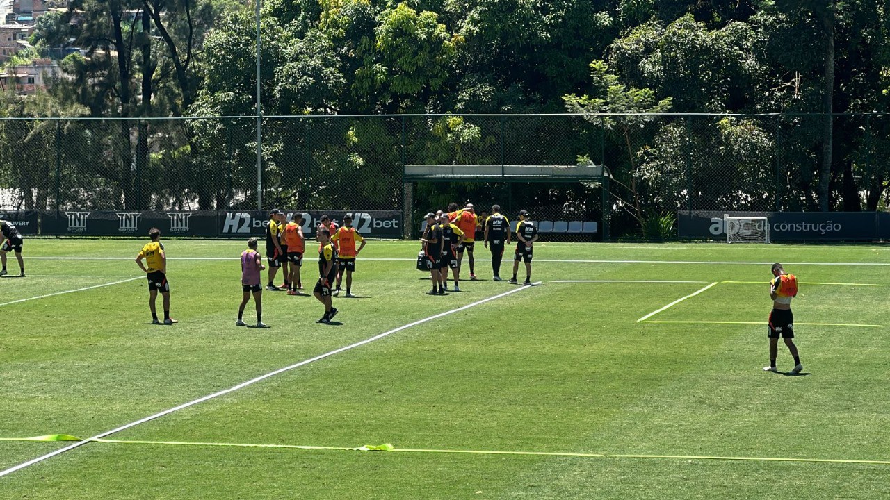 Meia do Galo caiu no chão sentindo dores no tornozelo direito e rapidamente os médicos do Atlético entraram em campo para ajudá-lo.