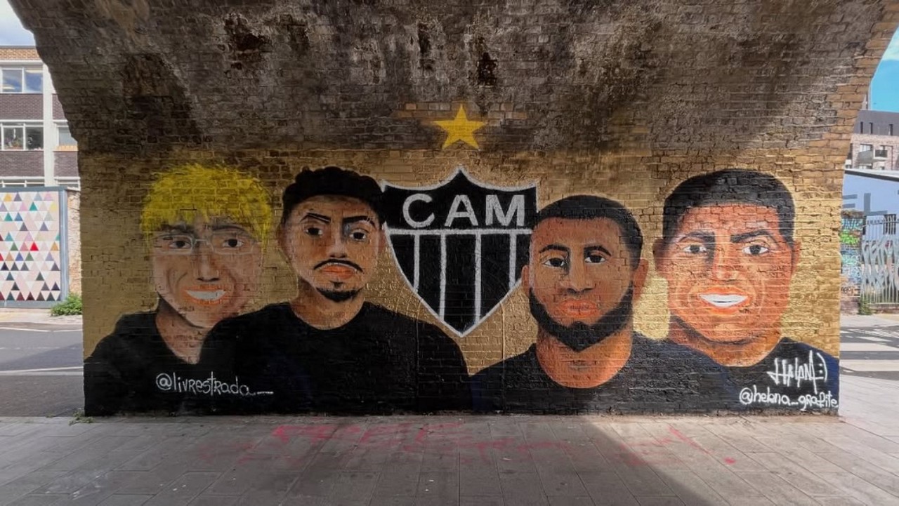 Grafite com os rostos de Hulk e Éverson, do Galo, em Deptford Creekside, em Londres