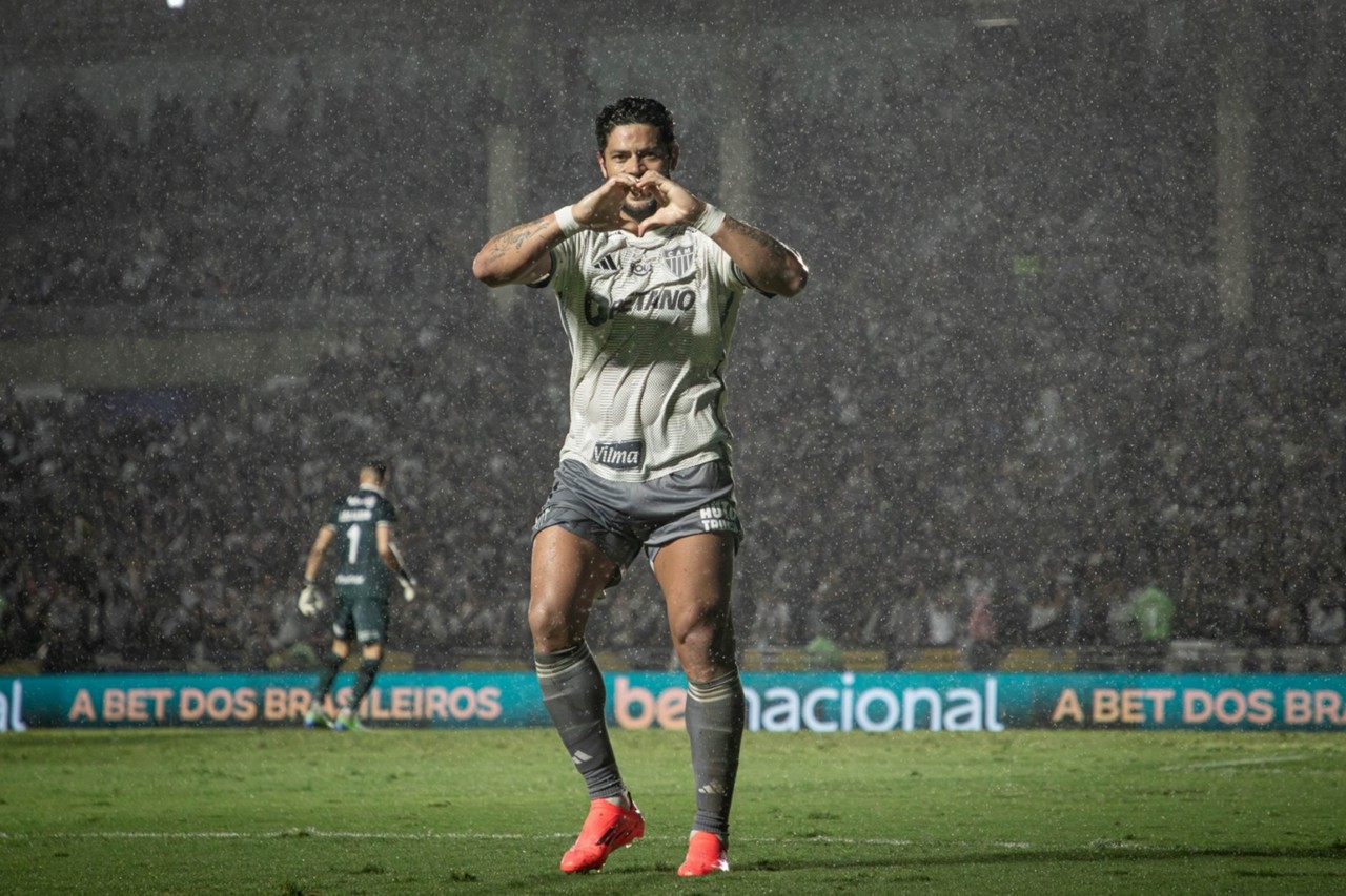 Hulk vibra com gol marcado em São Januário