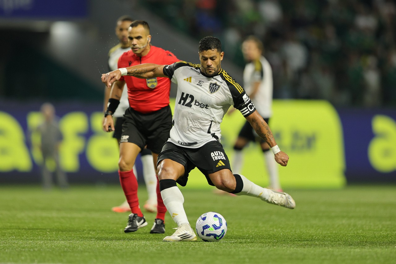 Hulk marcou duas vezes de falta na partida