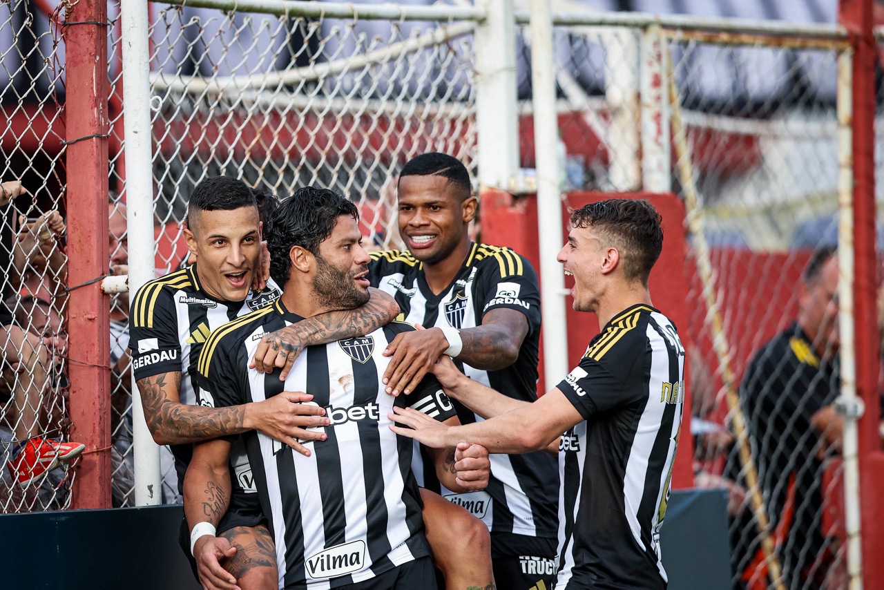 Jogadores do Galo comemoram gol contra o Villa Nova pelo Campeonato Mineiro 