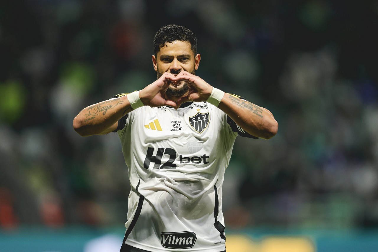 Hulk celebra mais um gol de falta pelo Atlético