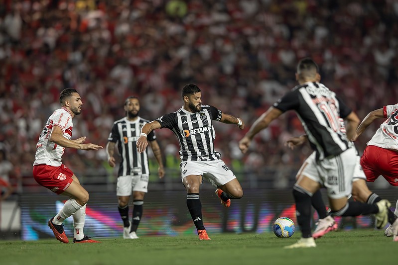 O artilheiro Hulk sentiu um desconforto na panturrilha e preocupa para a sequência da temporada