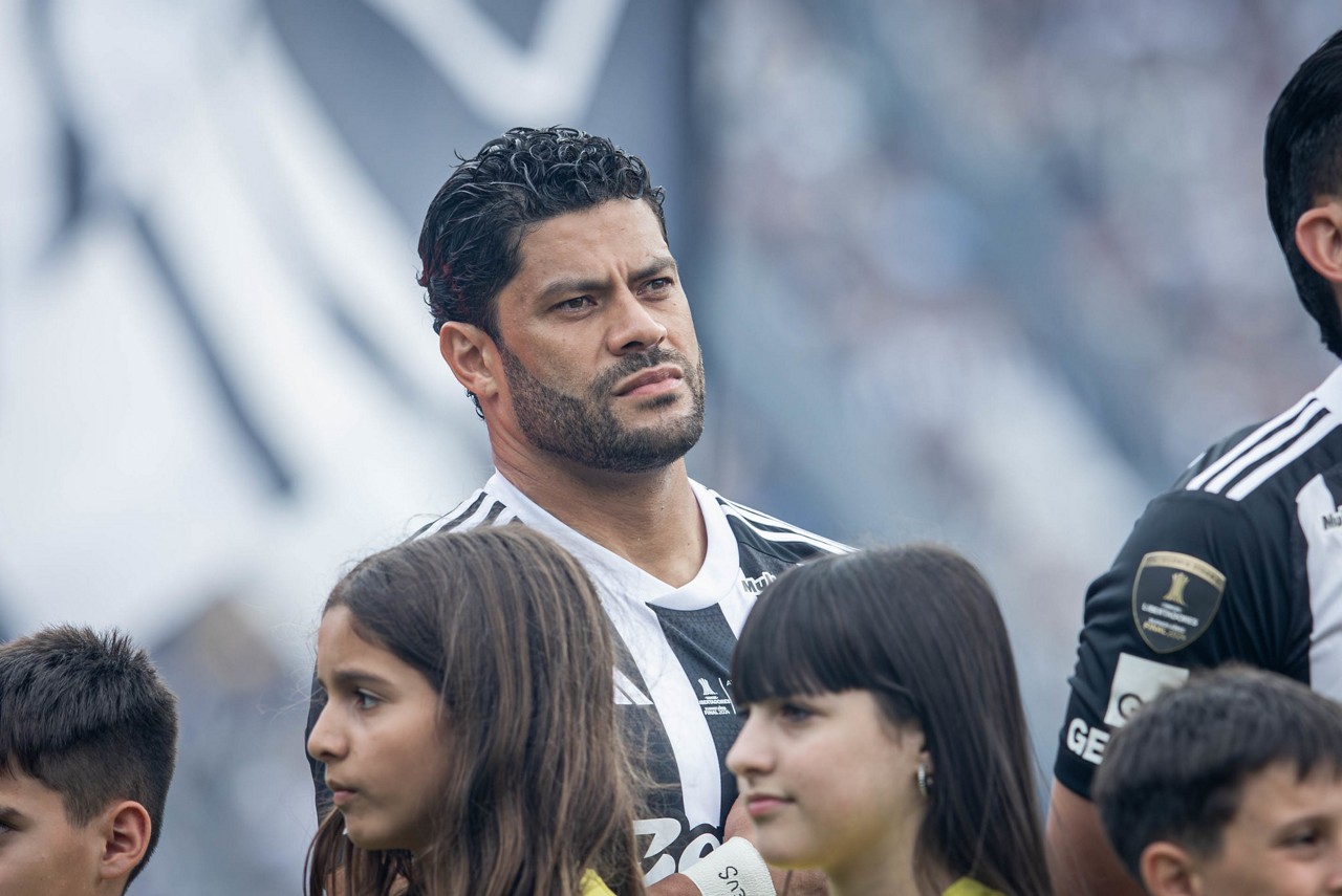 Hulk tem histórico de cartões amarelos por reclamação e confusão com adversários