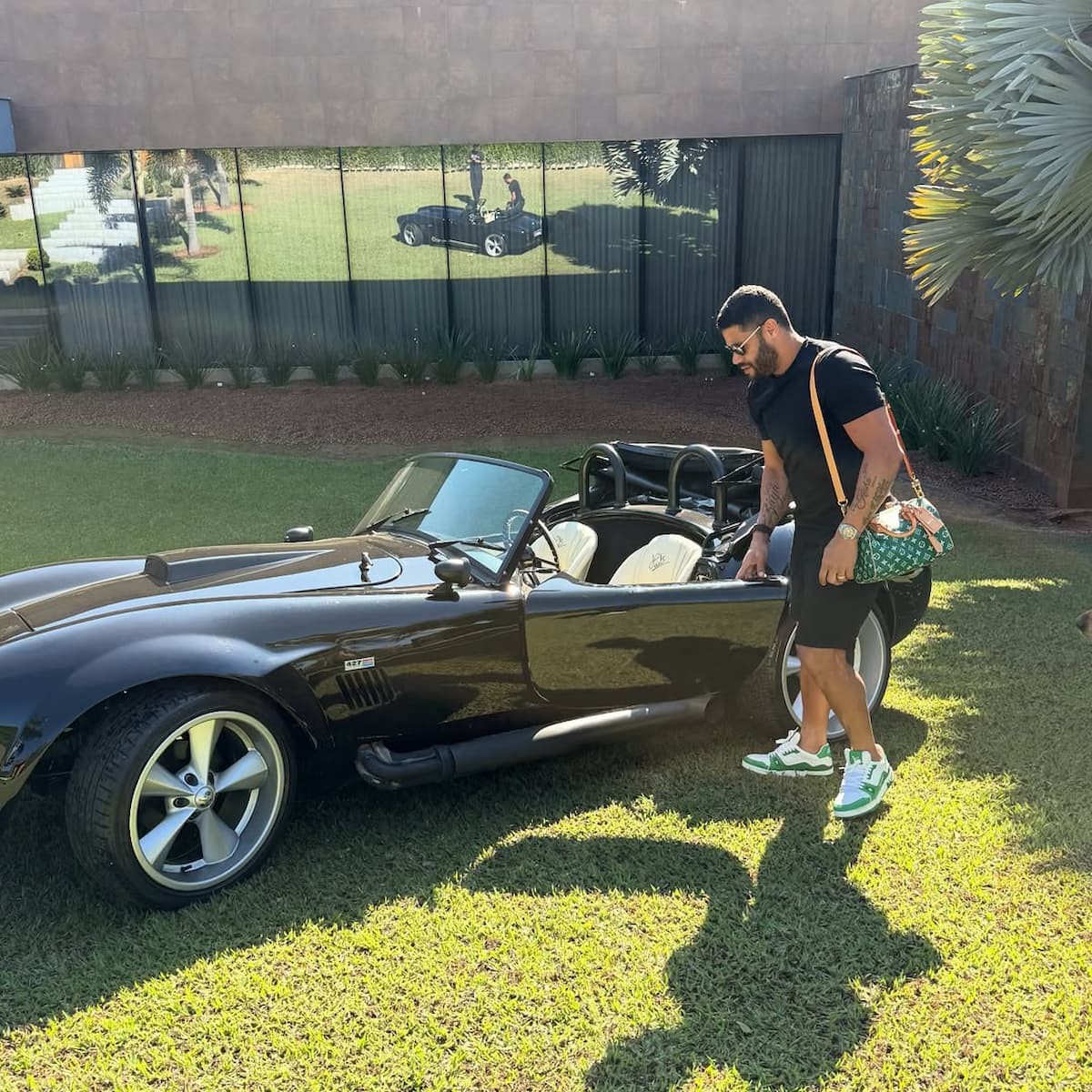Hulk passeou com o seu esclusivo Shelby Cobra 1986 neste domingo (7)