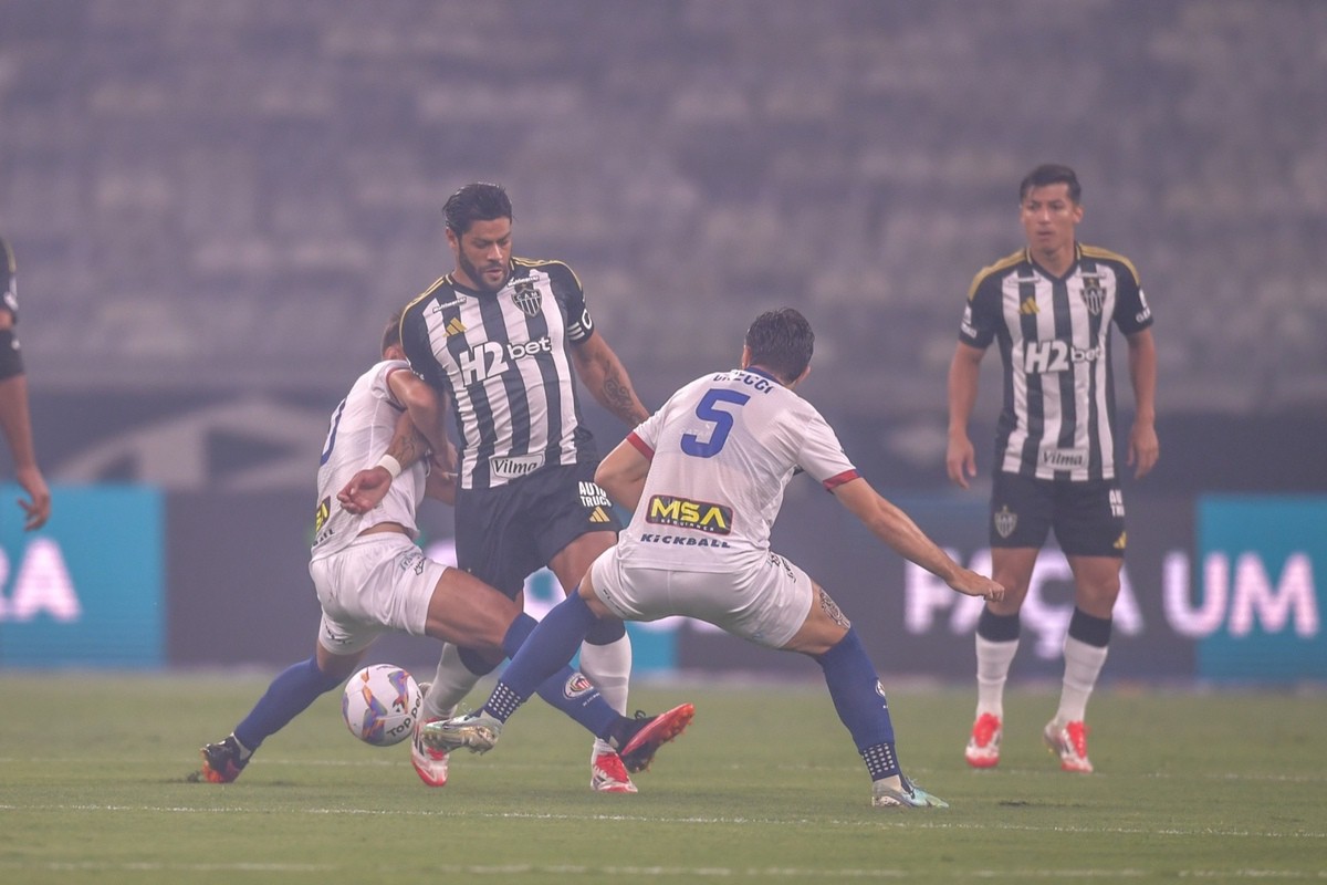 Hulk em disputa a bola com jogadores do Itabirito