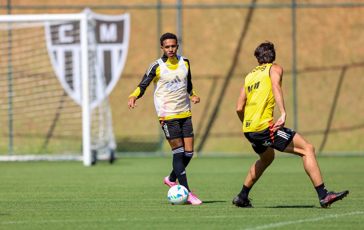Igor Rabello (à direita) durante treino do Atlético na Cidade do Galo nesta quarta (13)